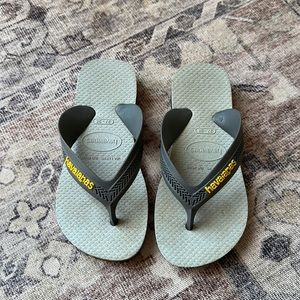 Havaianas Kids 11/12C gray sandals.